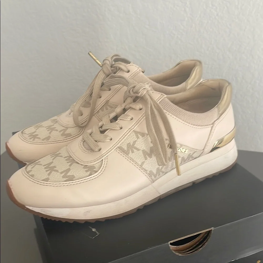 FINAL SALE ⚠️⚠️⚠️ Michael Kors Beige Monogram Sneakers Rare lightly used - Picture 3 of 4